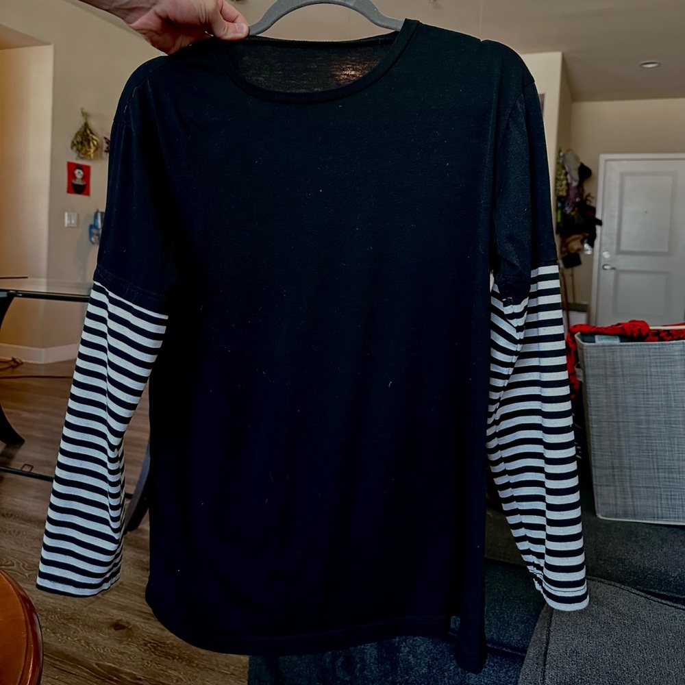 black long sleeve striped sleeve shirt